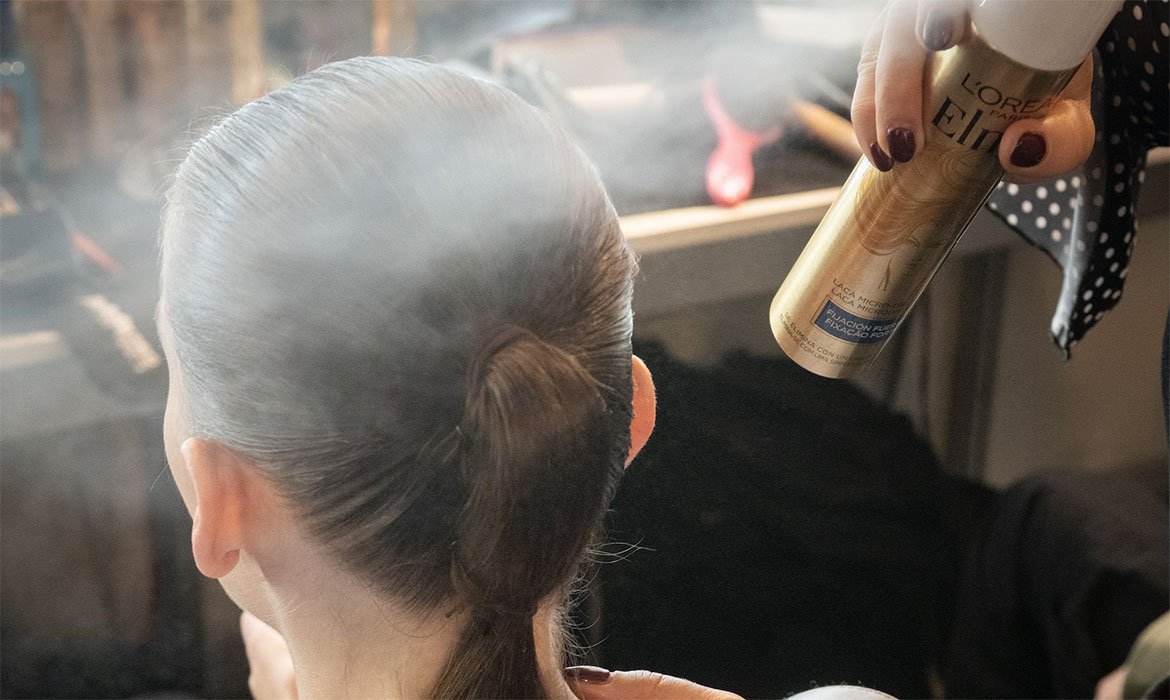 Entre los peinados más top de 2021, lo mismo no te esperabas que iban a estar las coletas bubbles. Esta variación que te proponemos es lo más de lo más. ¿Aliados? El Aceite Extraordinario Universal y la Laca Elnett de L’Oréal Paris para conseguir unas burbujas perfectas.
